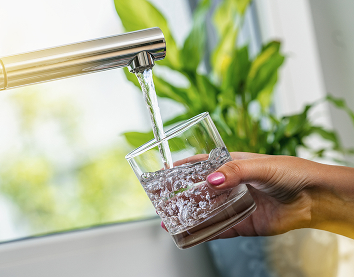 Water faucet with glass